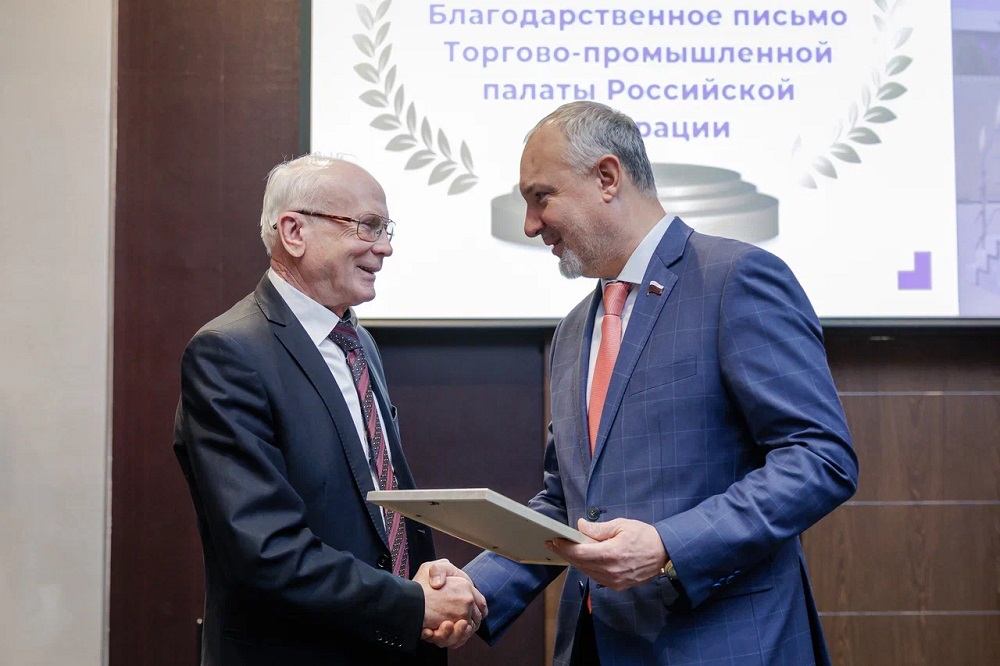 Федор Дегтярев вручает Благодарность ТПП России депутату ГД Владимиру Павлову.jpg Федор Дегтярев вручает Благодарность ТПП России депутату ГД Владимиру Павлову.jpg