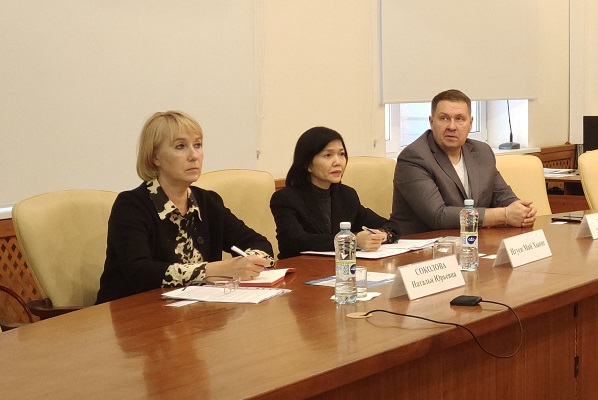 Делегация Генконсультства СР Вьетнам в Екатеринбурге.jpg Делегация Генконсультства СР Вьетнам в Екатеринбурге.jpg