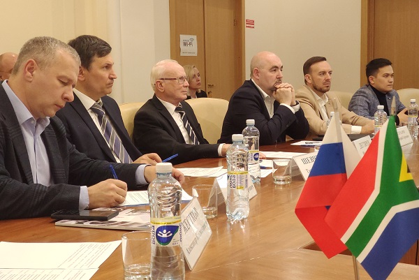 Представители регионального бизнеса. В центре - президент ЮУТПП Федор Дегтярев и замминистра экономического развития Челябинской области Дмитрий Глухарев.jpg